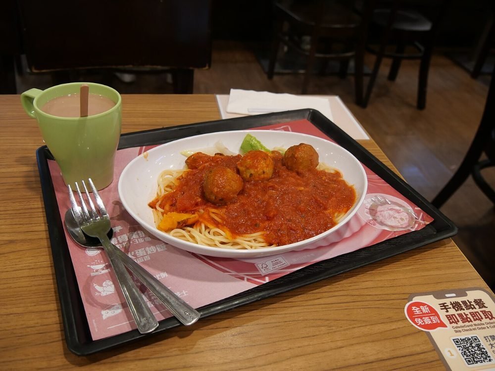 Cazuela de albóndigas de pavo en salsa de tomate con perejil
