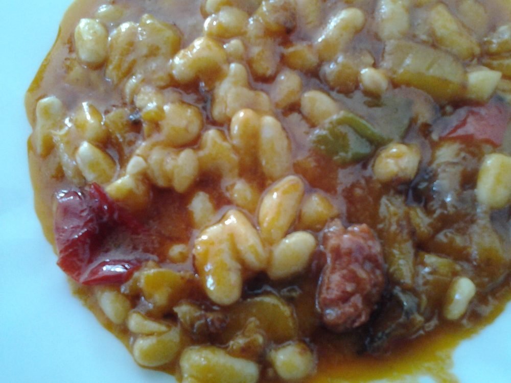 Cazuela de alubias blancas guisadas con zanahoria y puerro