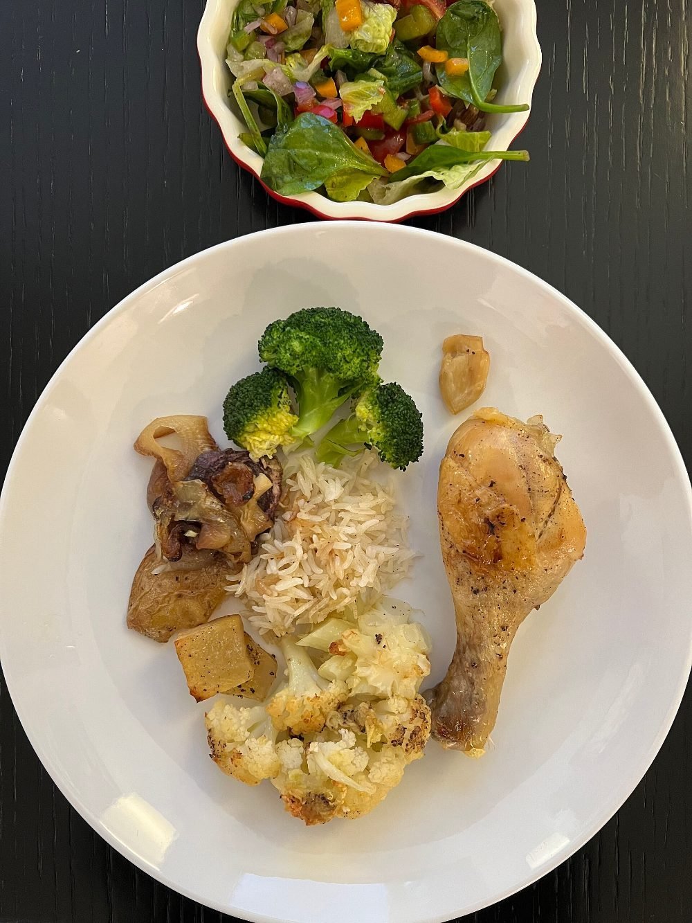 Wok con arroz integral salteado con guisantes, zanahoria y huevo