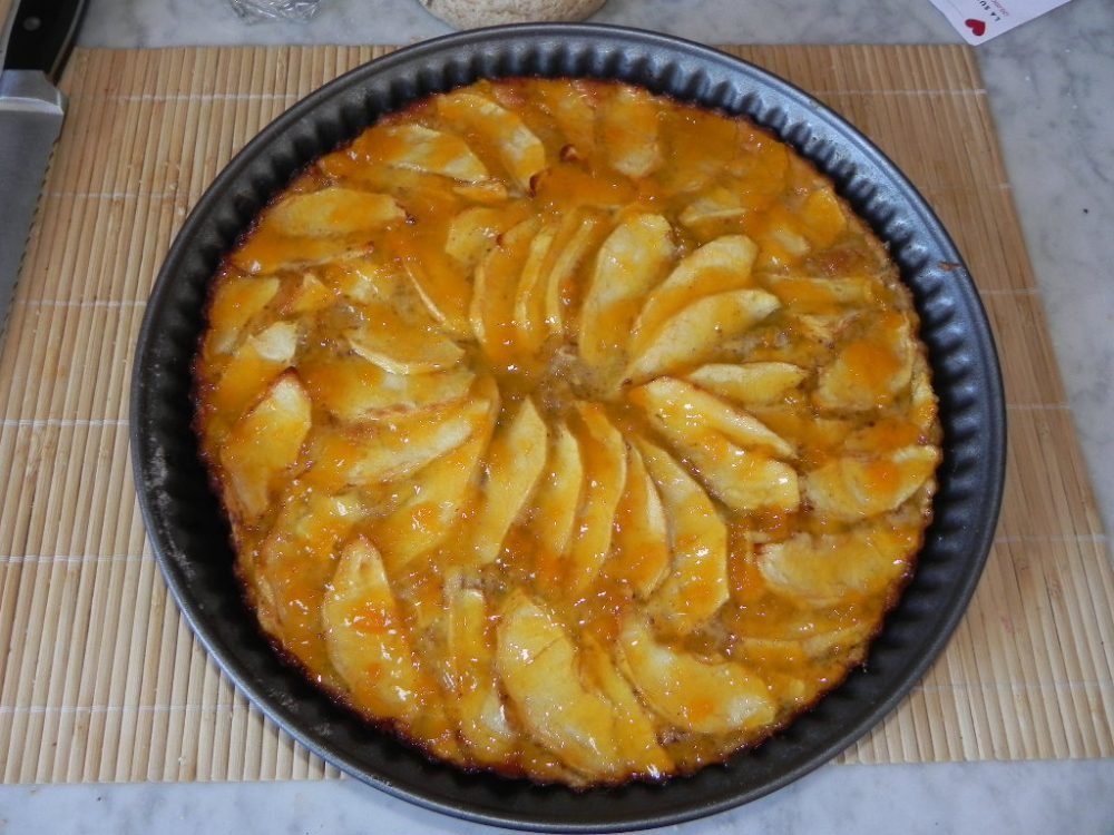 Porción de bizcocho de avena y manzana sobre un plato