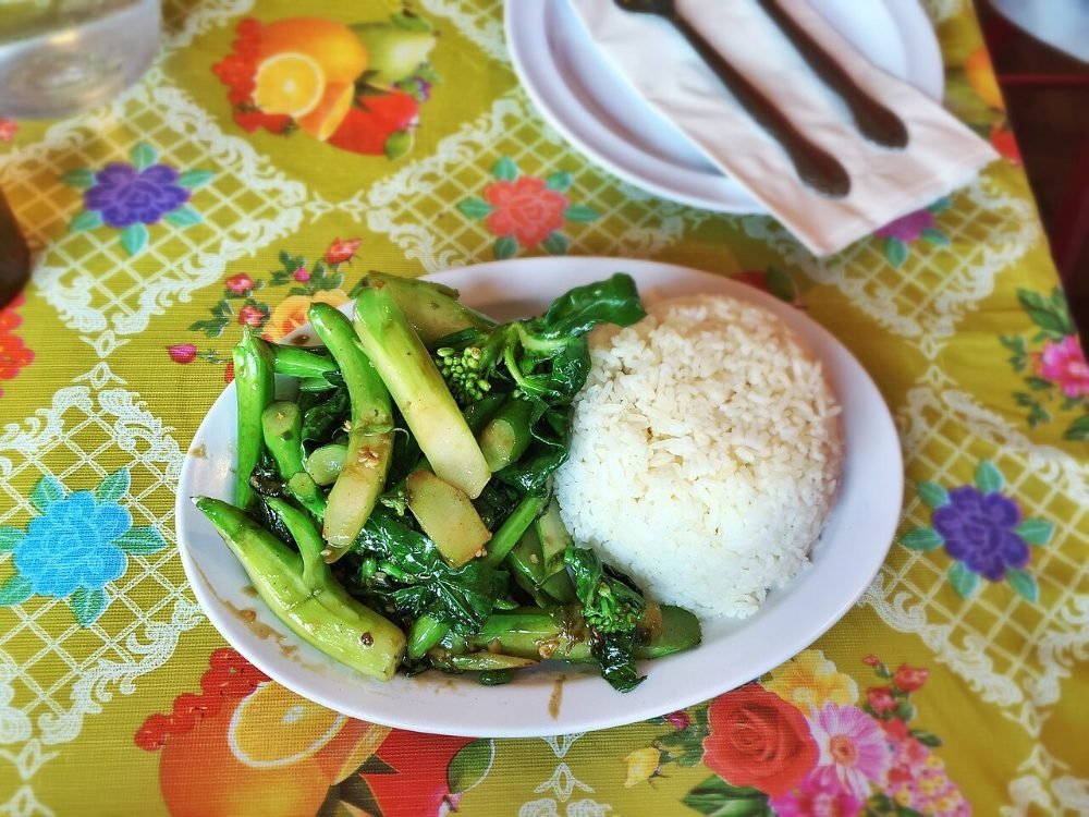 Sartén con ramilletes de brócoli verde salteados con ajo laminado y almendras