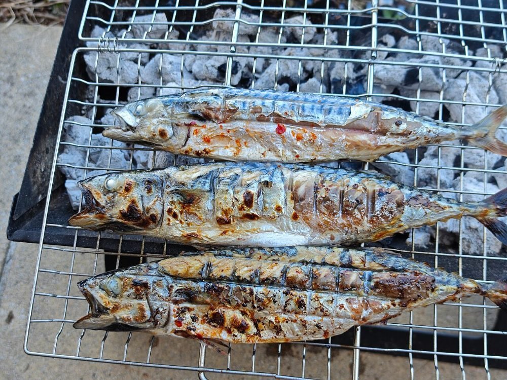 Caballa al horno sobre una cama de pimientos y cebolla asados