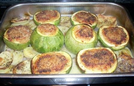 Mitades de calabacín rellenas de atún y gratinadas en una fuente de horno