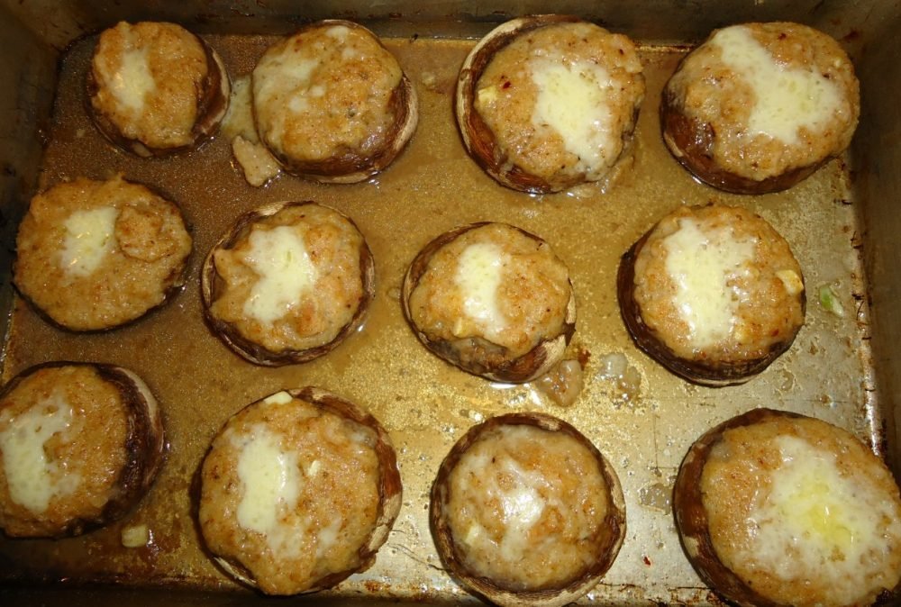 Bandeja de champiñones rellenos y gratinados con perejil