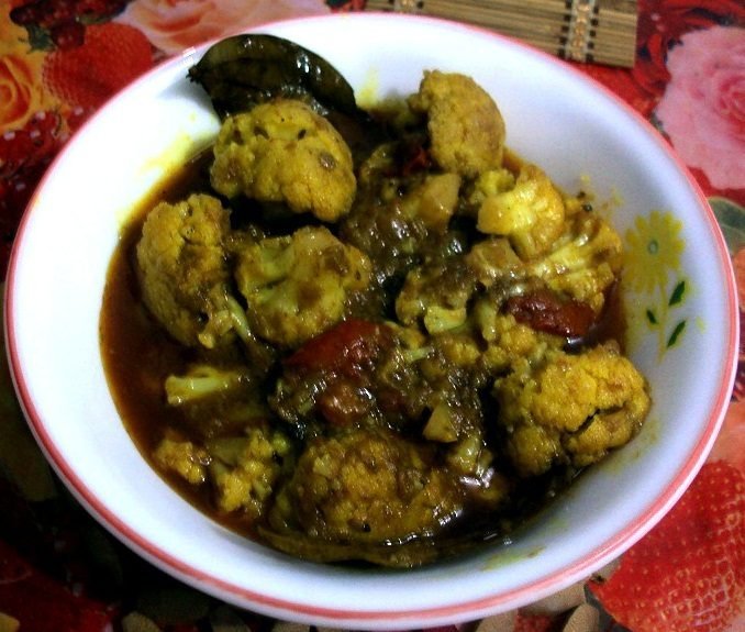 Bandeja de ramilletes de coliflor asados y dorados con especias