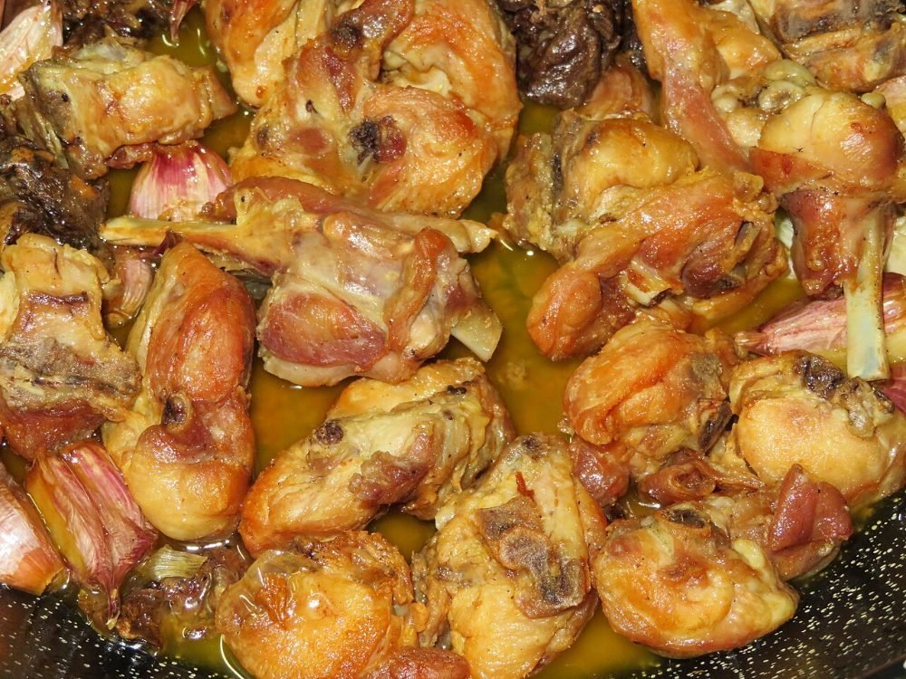 Cazuela de conejo troceado al ajillo con romero
