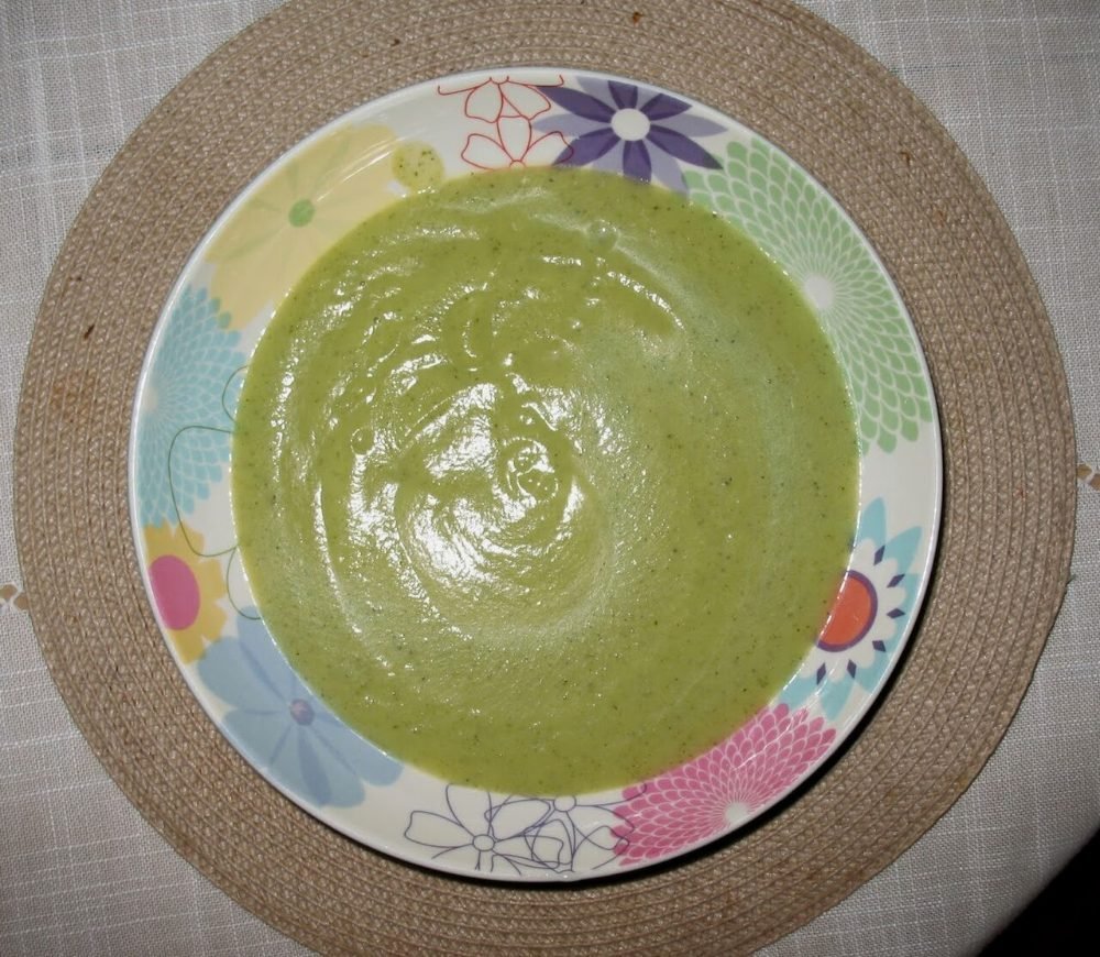 Cuenco de crema de verduras verde claro con un hilo de aceite