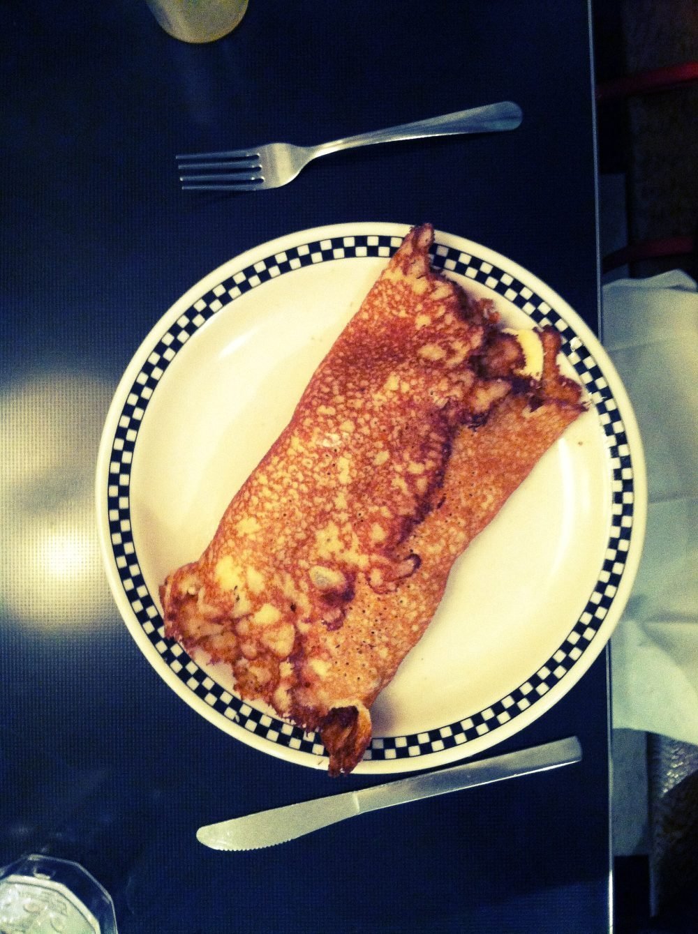 Crepe fina de trigo sarraceno doblada con relleno de huevo y queso
