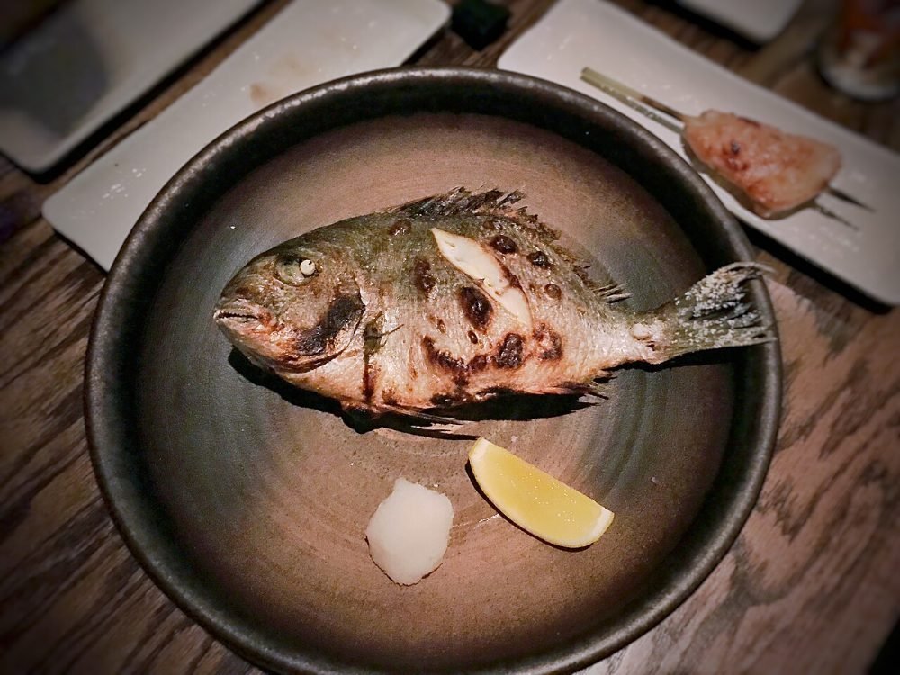 Dorada abierta a la espalda con láminas de ajo dorado por encima