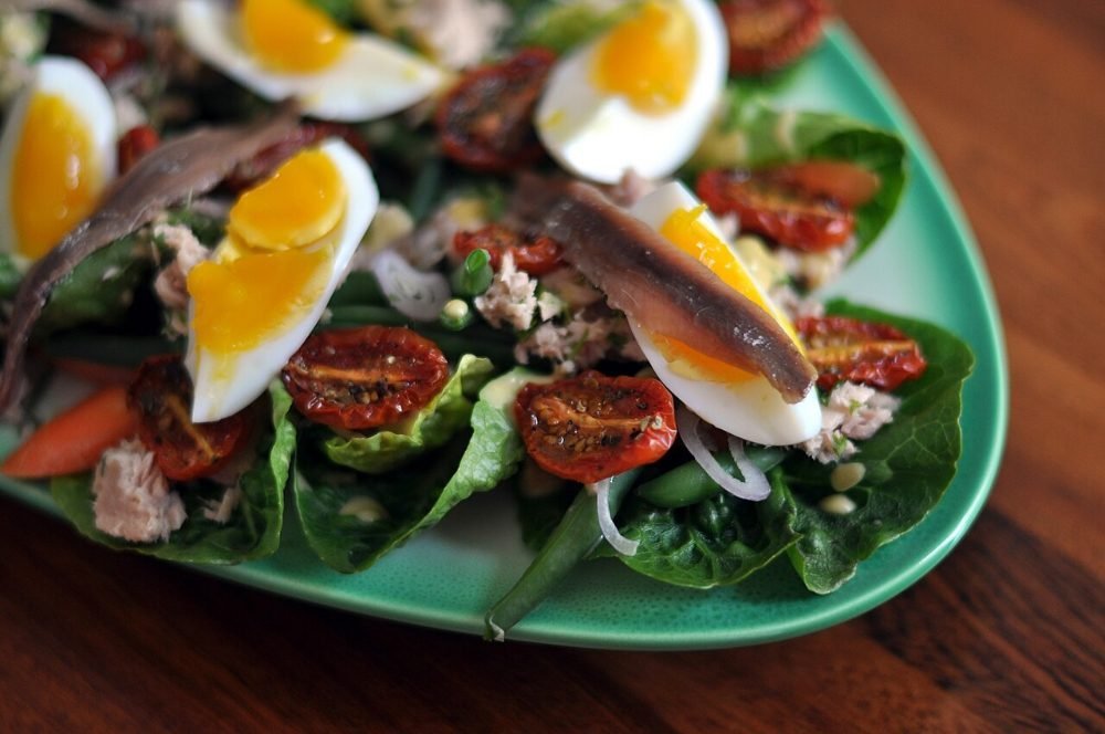 Ensalada con atún, huevo duro, judías verdes, tomate y aceitunas