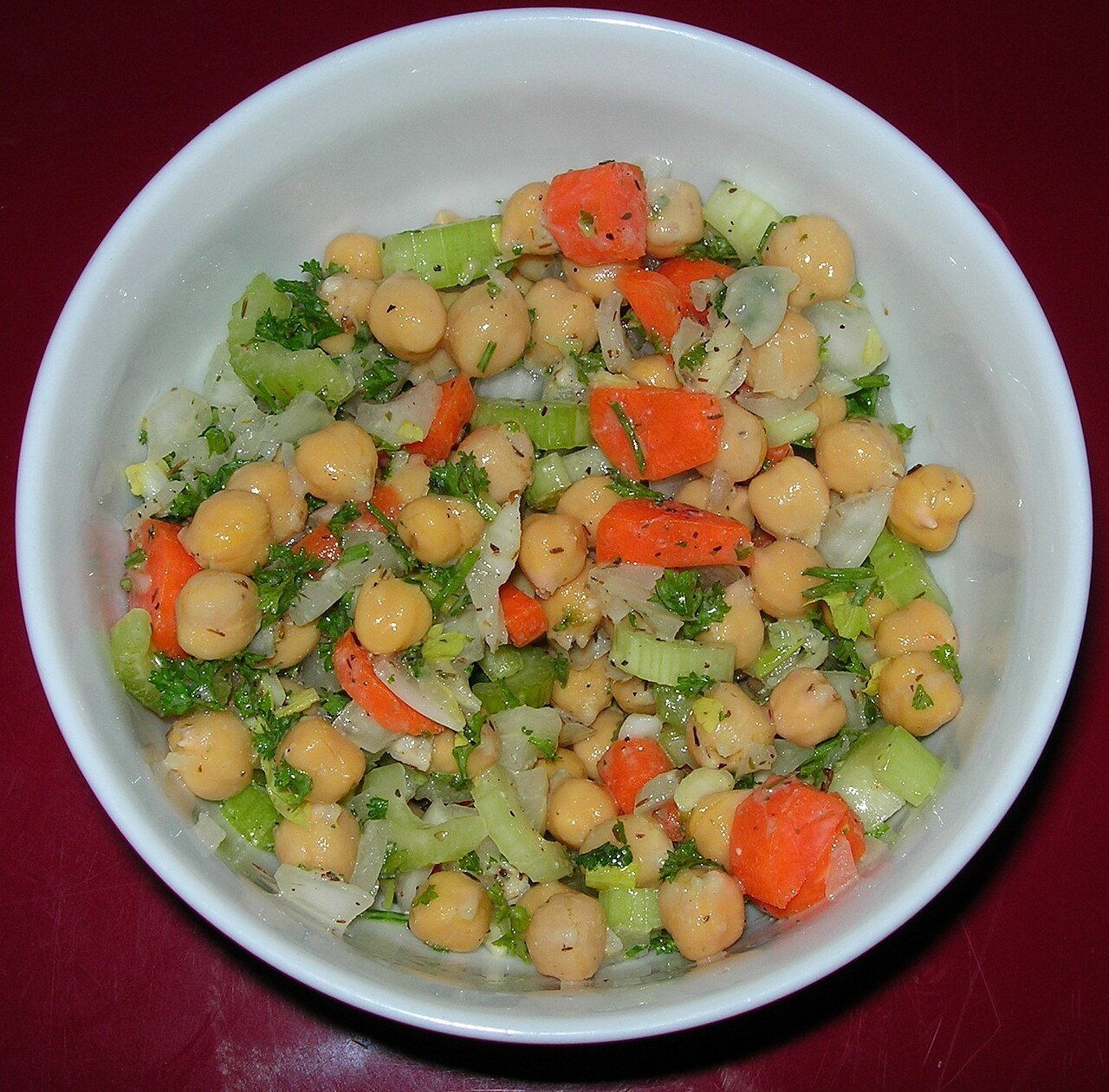 Ensalada de garbanzos con atún, tomate y cebolla