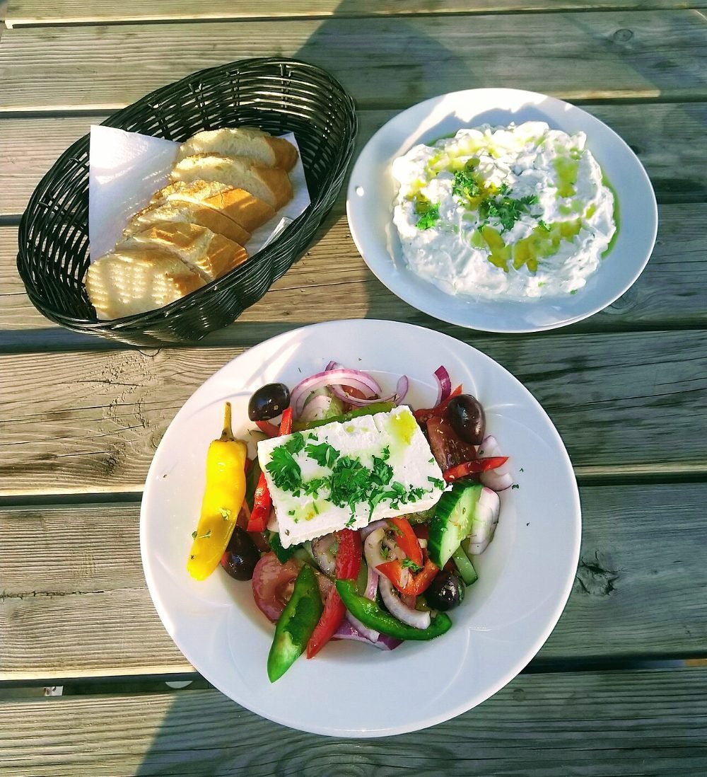 Ensalada de pepino, tomate, cebolla morada y dados de queso fresco