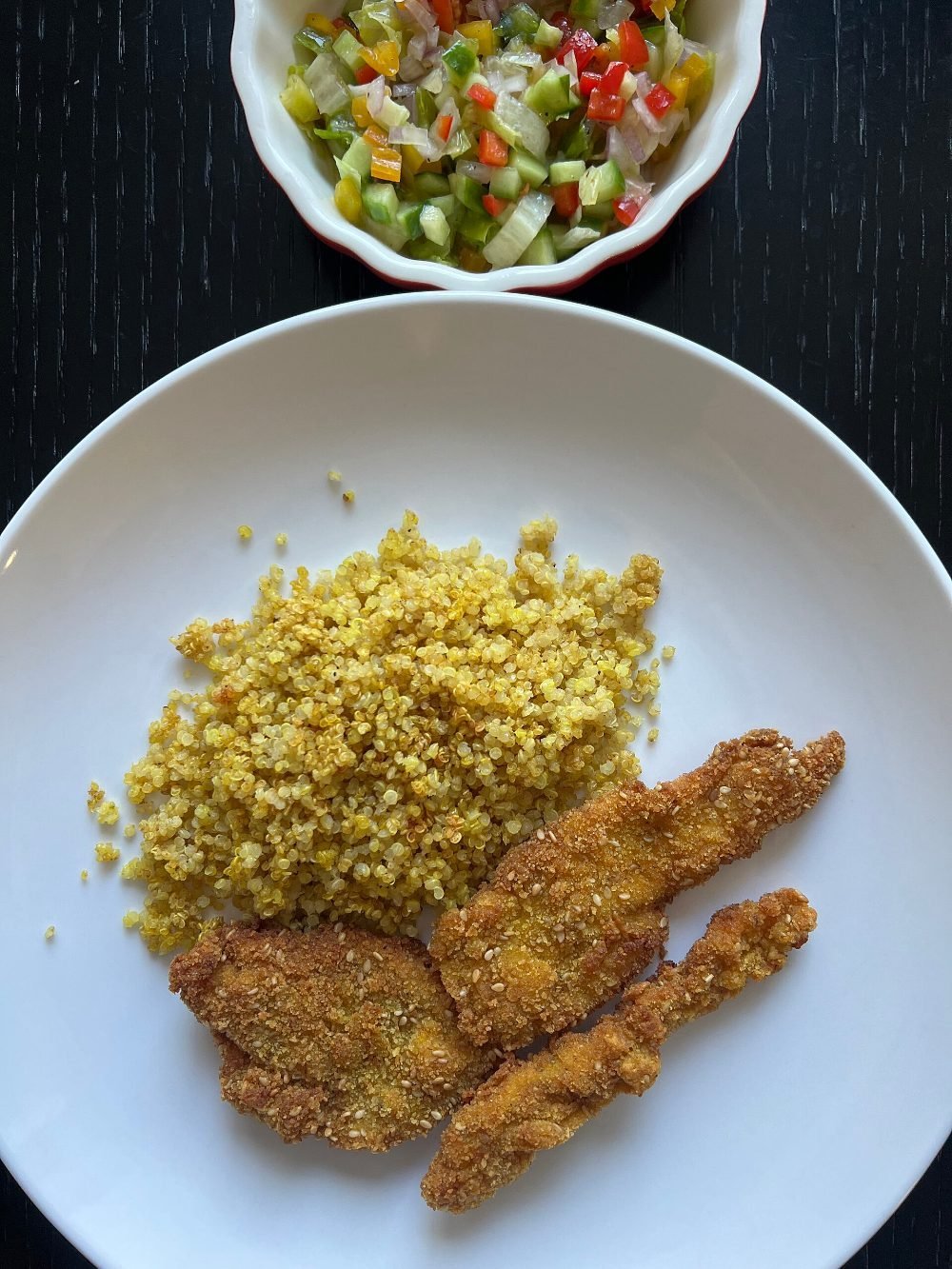 Cuenco de ensalada de quinoa con tiras de pollo, aguacate y tomate cherry
