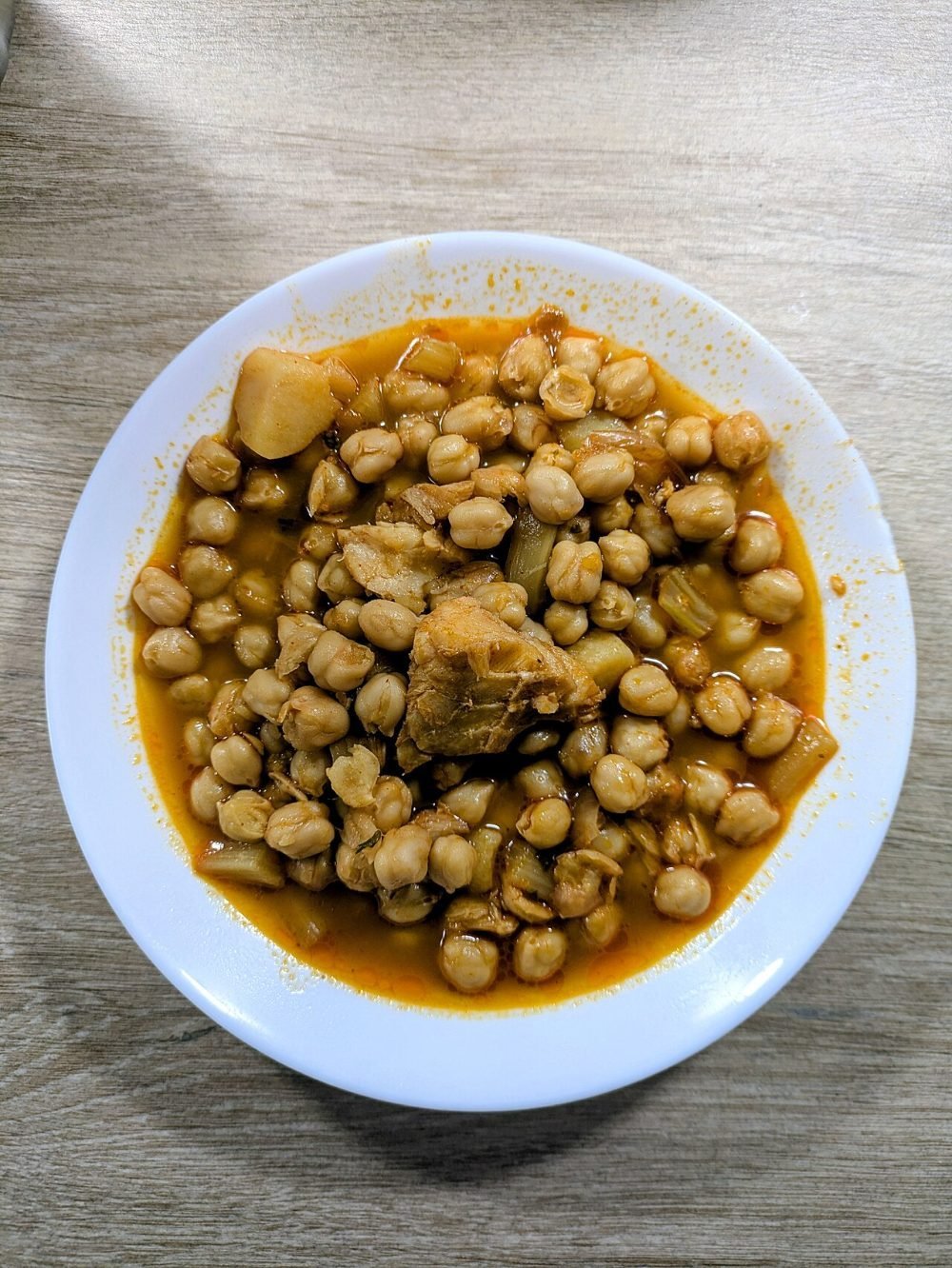 Sartén de garbanzos con espinacas salteadas y pimentón