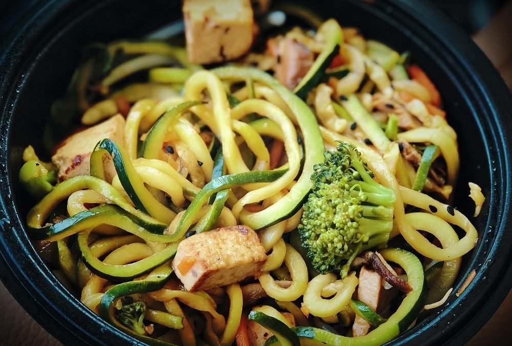 Plato de espirales de calabacín con salsa de tomate y albahaca