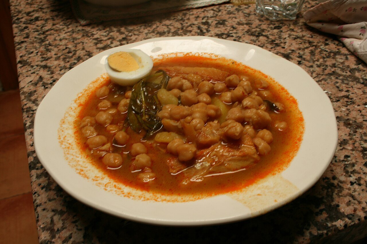 Cazuela de garbanzos con espinacas