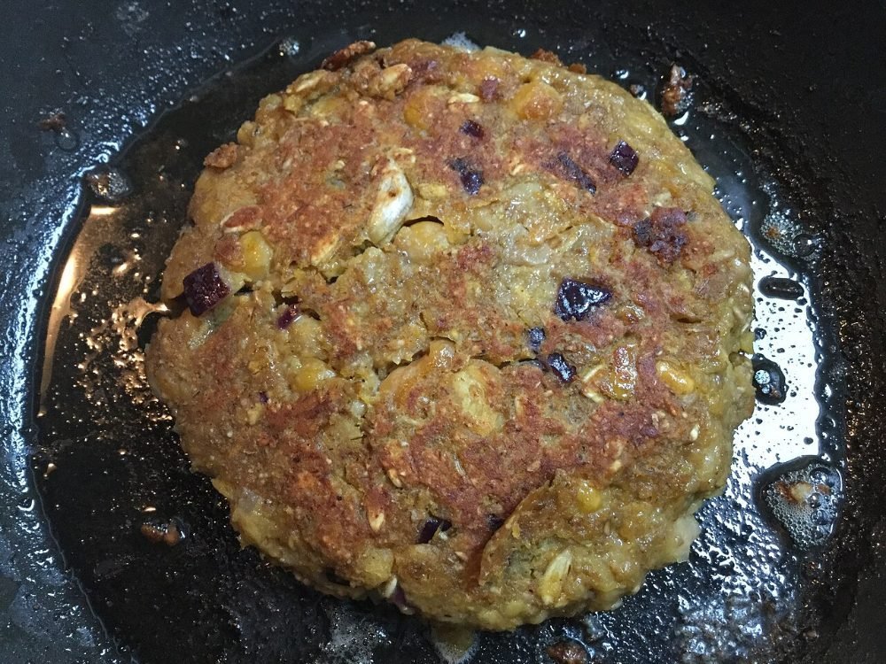 Hamburguesas de lentejas doradas en una sartén