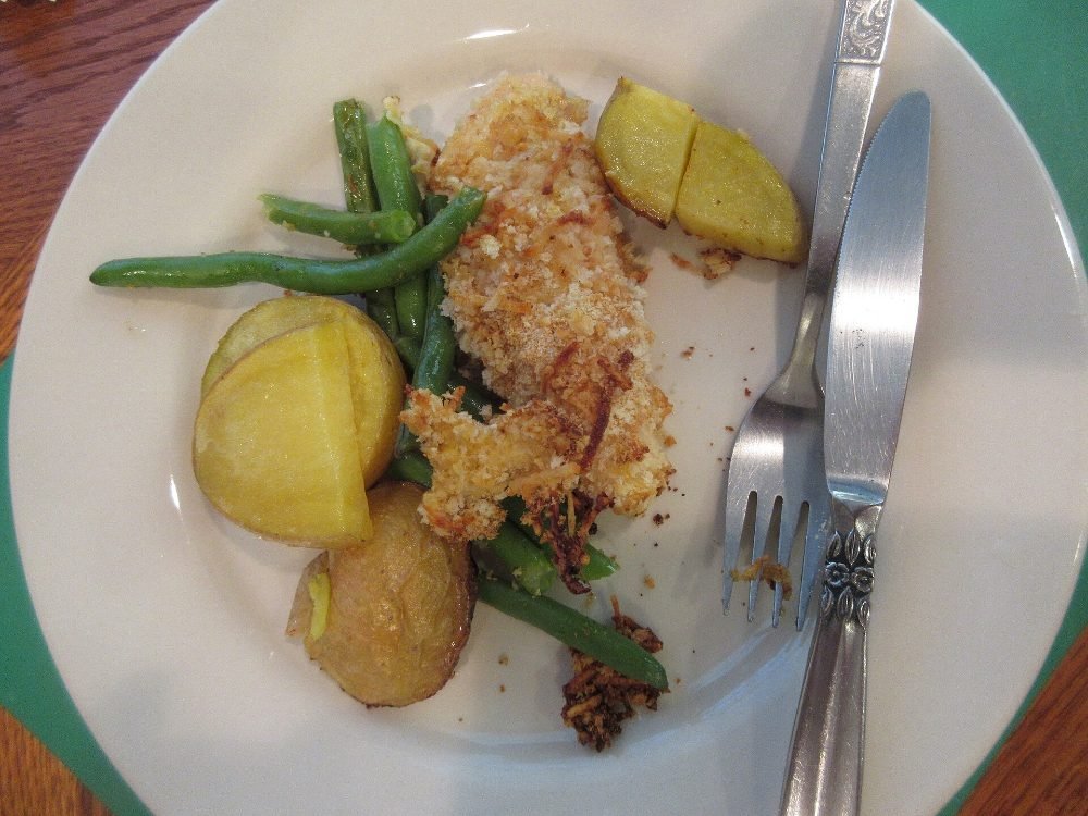 Plato de judías verdes con patata, huevo duro y refrito de ajo con pimentón