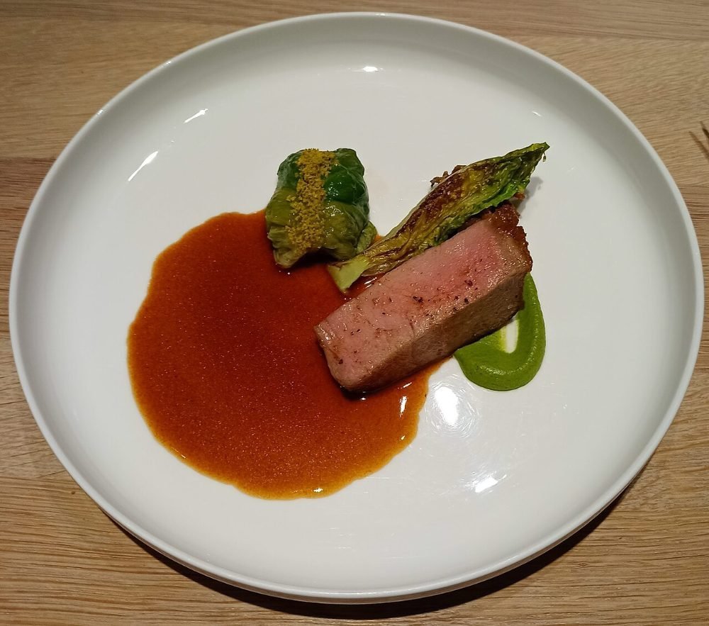 Solomillo de cerdo con costra de mostaza y hierbas, cortado en medallones