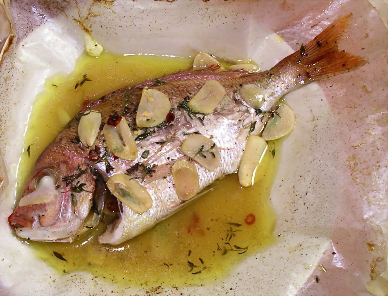 Lubina cocinada en papillote con verduras en juliana