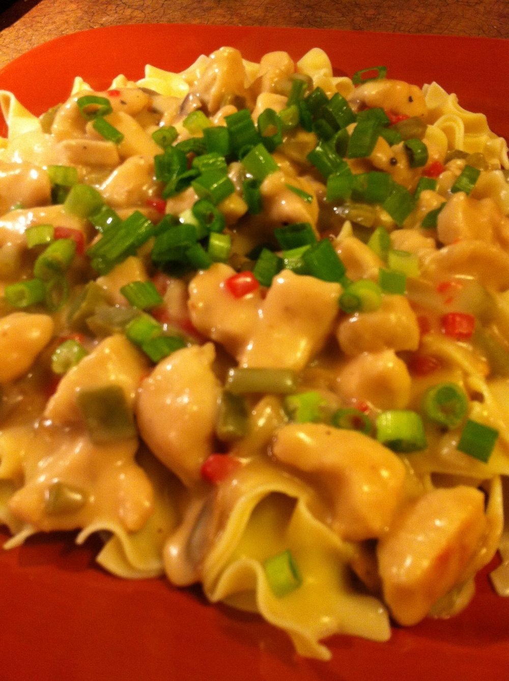 Cazuela de muslos de pollo guisados con champiñones en salsa