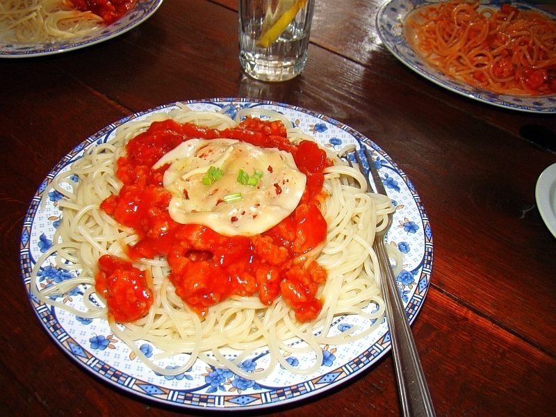 Plato de pasta integral con salsa de tomate y atún desmenuzado