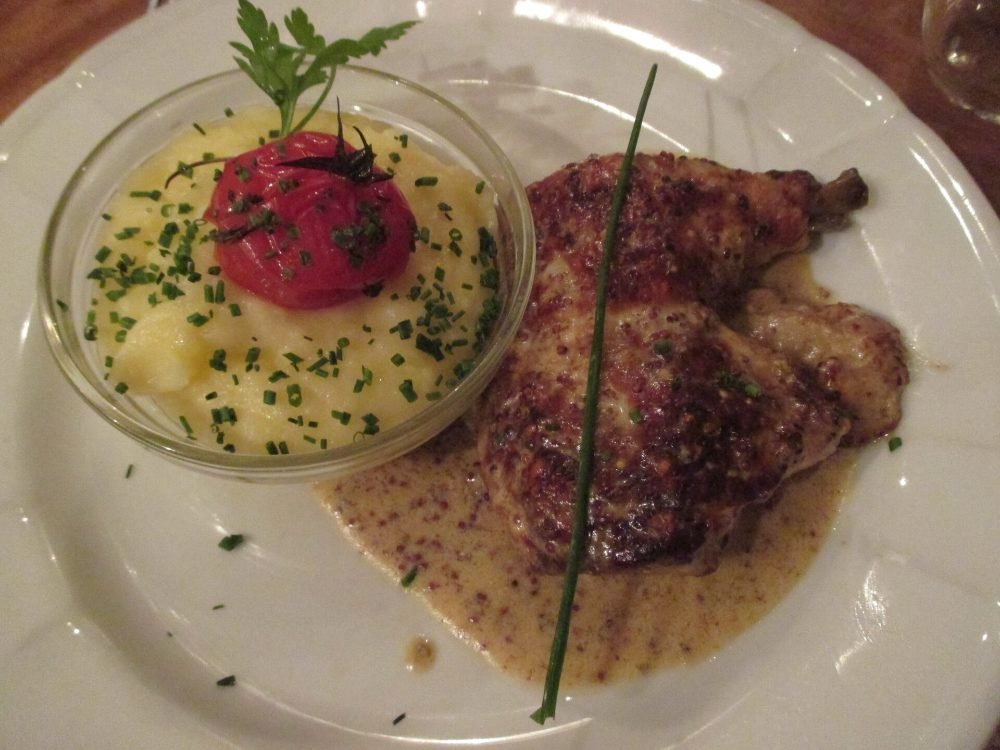Filetes de pavo napados con salsa de mostaza en una sartén