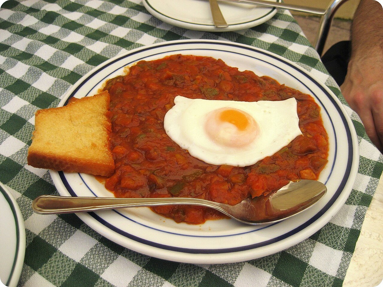 Cazuela de pisto de verduras con tomate y calabacín