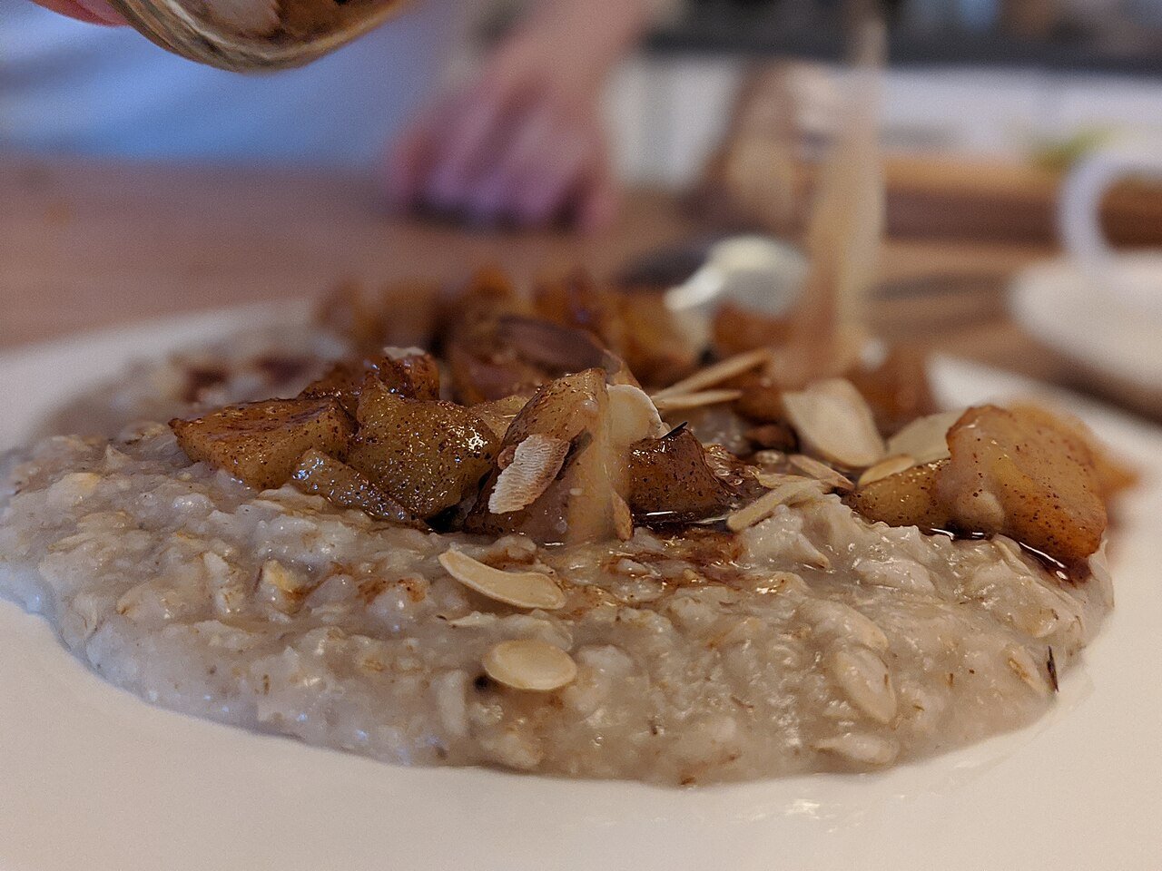 Cuenco de porridge de avena con canela y fruta