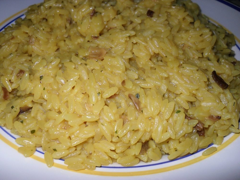 Plato de risotto de quinoa con setas y parmesano rallado