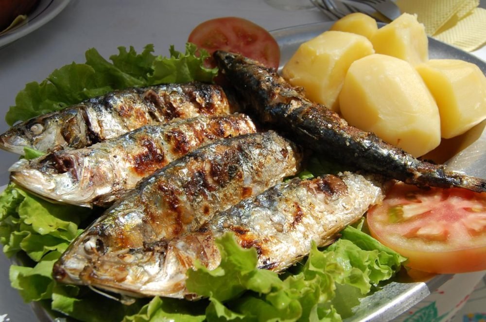 Bandeja de sardinas al horno con rodajas de limón y perejil