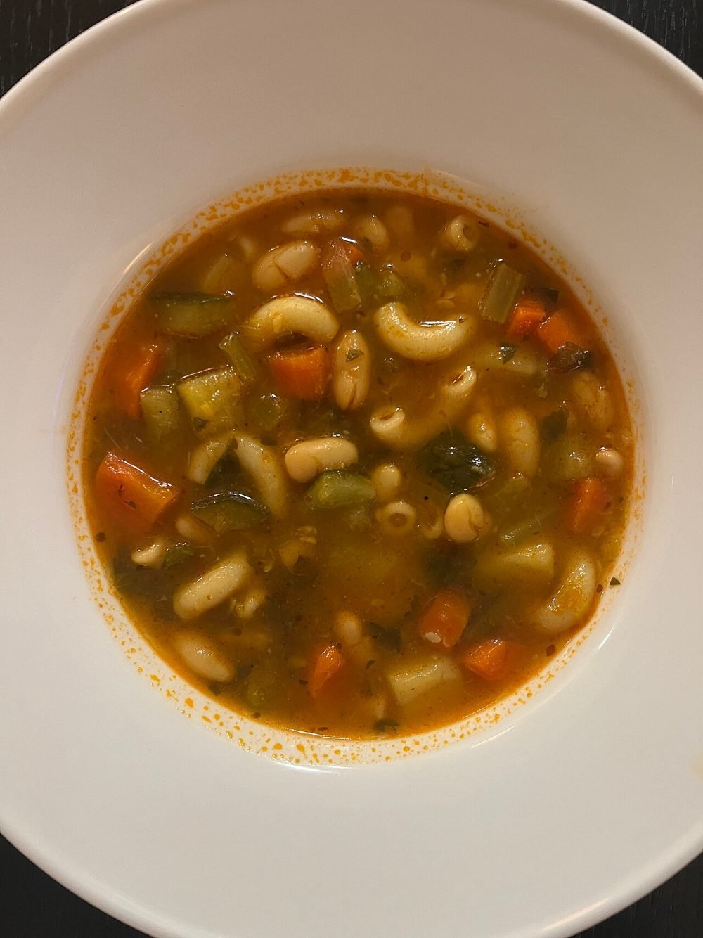 Cuenco de sopa de verduras cortadas en juliana con caldo claro