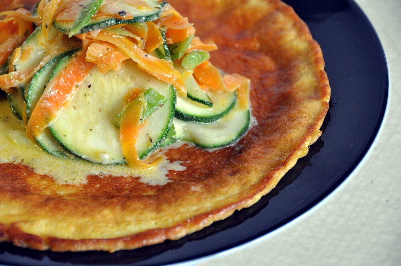 Tortilla de calabacín cortada en un plato