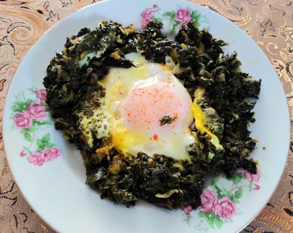 Porción de tortilla de espinacas con queso fresco cortada en un plato
