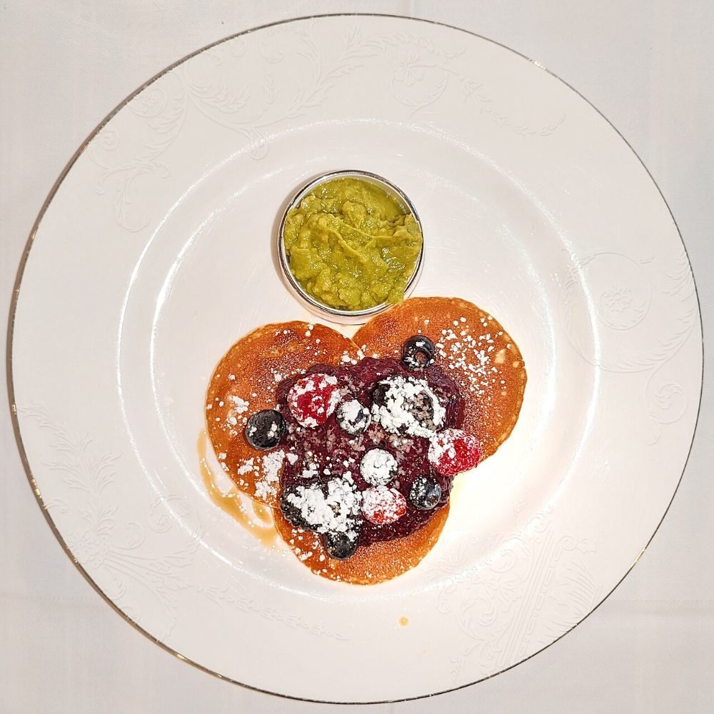 Pila de tortitas de avena con frutos rojos por encima