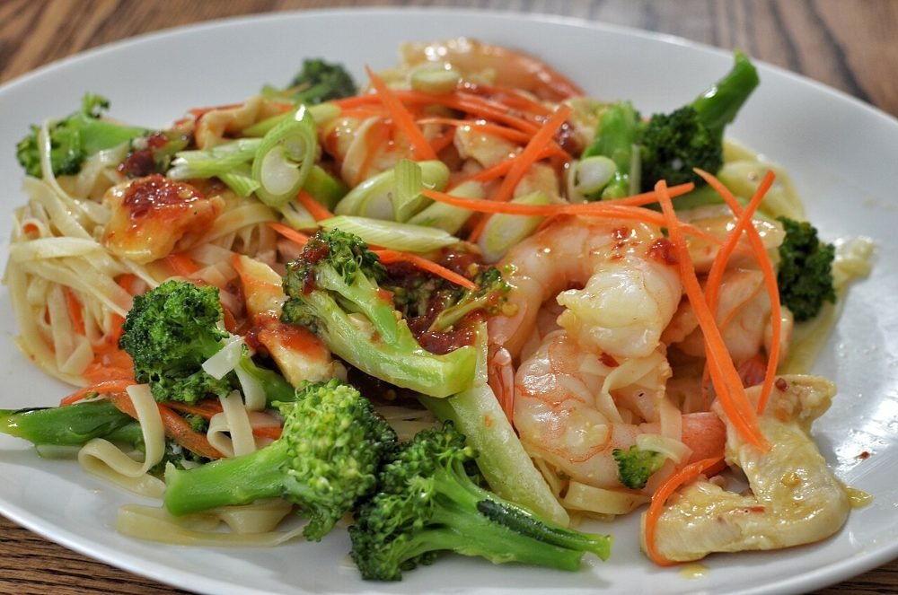 Wok con gambas y verduras crujientes salteadas