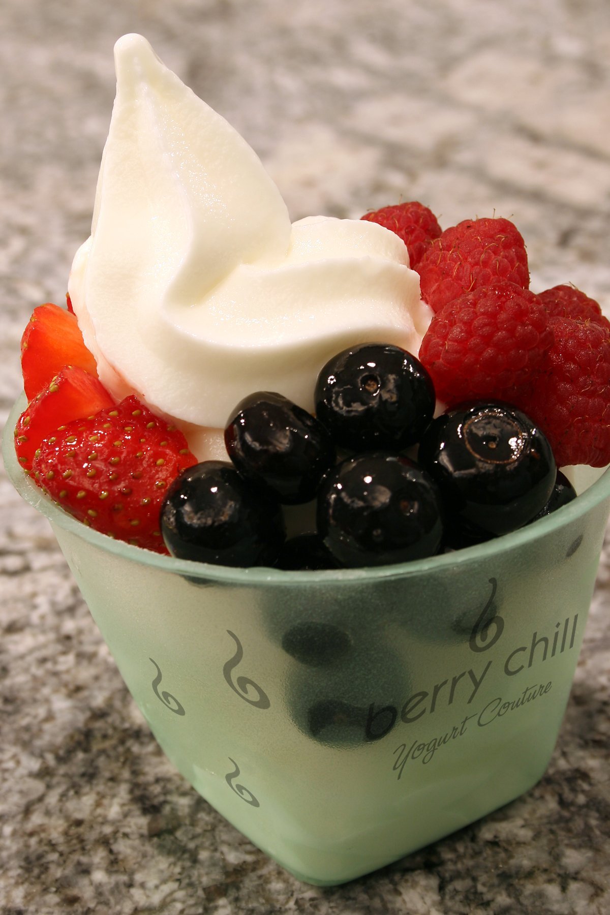 Cuenco de yogur natural con frutos rojos y semillas